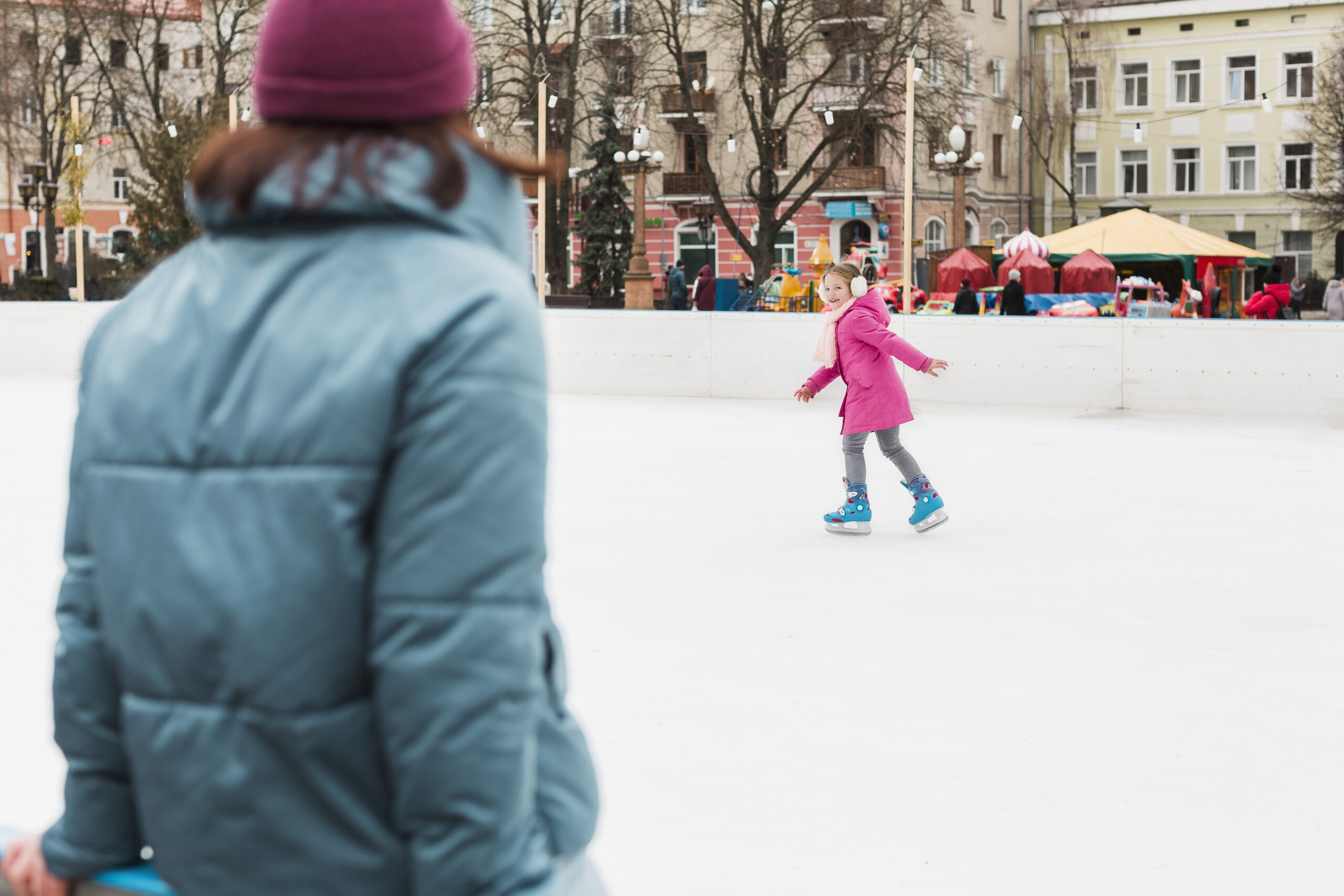 adorable-daughter-ice-skating-outdoors